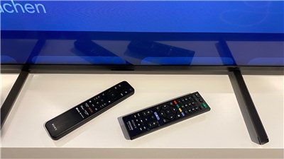 sony-legt-dem-x90l-zwei-fernbedienungen-bei-eine-minimalistisch-und-mit-google-2048x1152-376608fb04bf4b54
